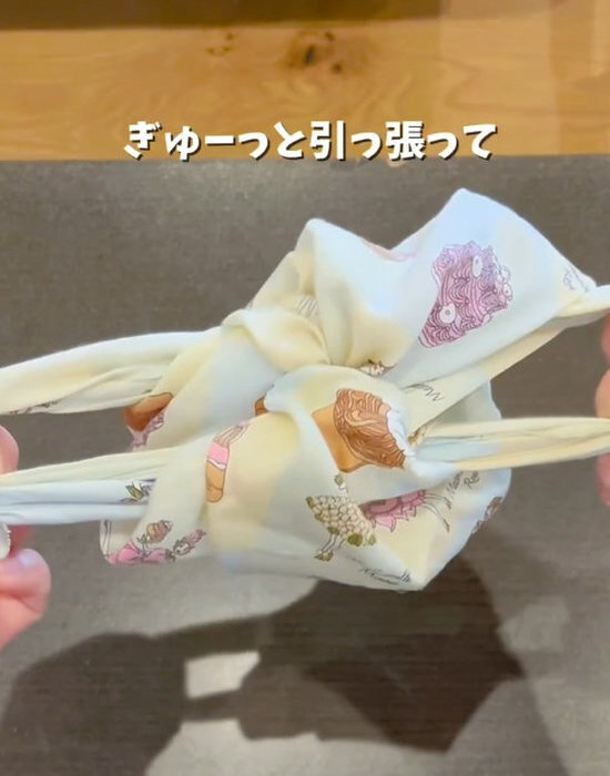 ハンカチを折りたたむだけで…？　エコバッグに変身させる裏技が超優秀！