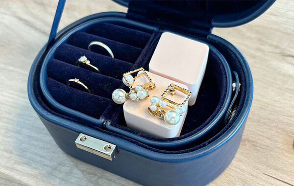 スポンジをテーブルに貼ると…？　効果に「捨てなくてよかった」