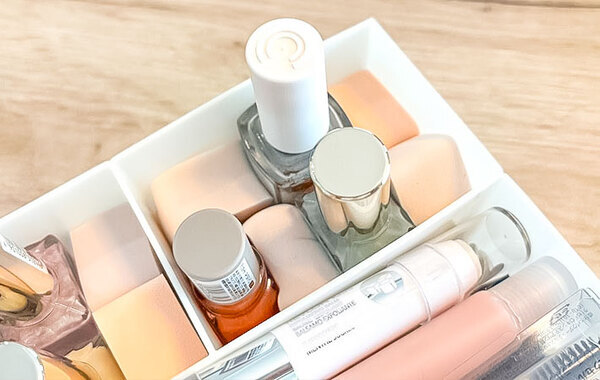 スポンジをテーブルに貼ると…？　効果に「捨てなくてよかった」