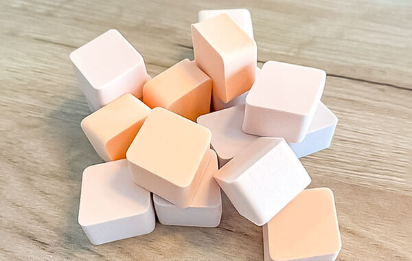 スポンジをテーブルに貼ると…？　効果に「捨てなくてよかった」