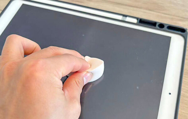 スポンジをテーブルに貼ると…？　効果に「捨てなくてよかった」