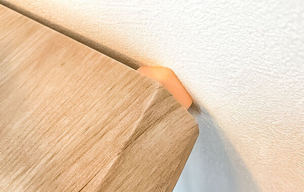 スポンジをテーブルに貼ると…？　効果に「捨てなくてよかった」