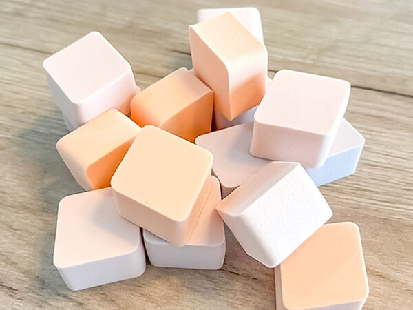 スポンジをテーブルに貼ると…？　効果に「捨てなくてよかった」