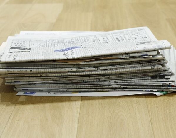 玄関の汚れは新聞紙で解決？　企業が教える掃除方法に「もう捨てない」