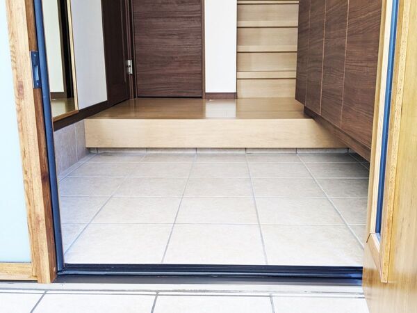 玄関の汚れは新聞紙で解決？　企業が教える掃除方法に「もう捨てない」