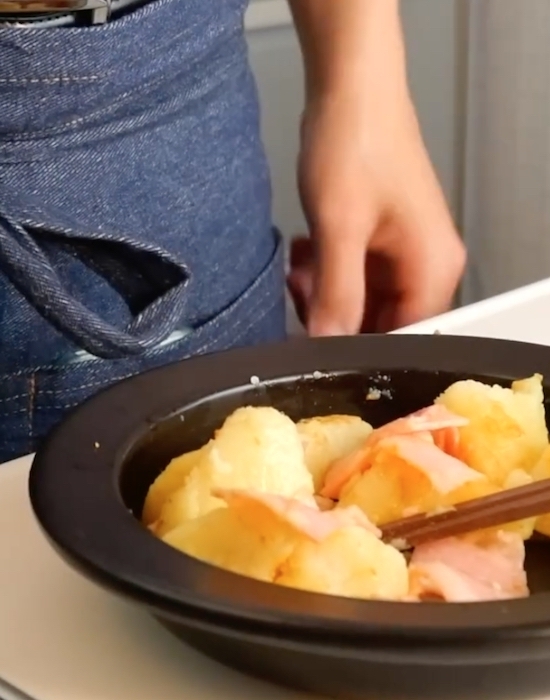 電子レンジだけの簡単調理！　簡単ジャーマンポテトのレシピに「洗い物が出なくていい」