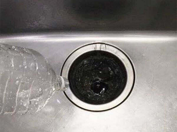 台所の排水口が詰まったら、どうしたらいい？　水道工事店の回答「まず温度を…」