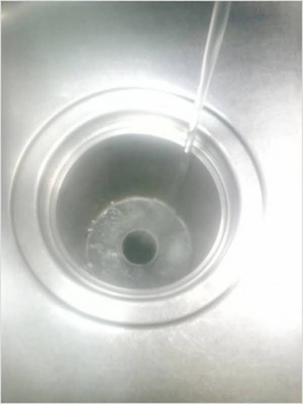 台所の排水口が詰まったら、どうしたらいい？　水道工事店の回答「まず温度を…」