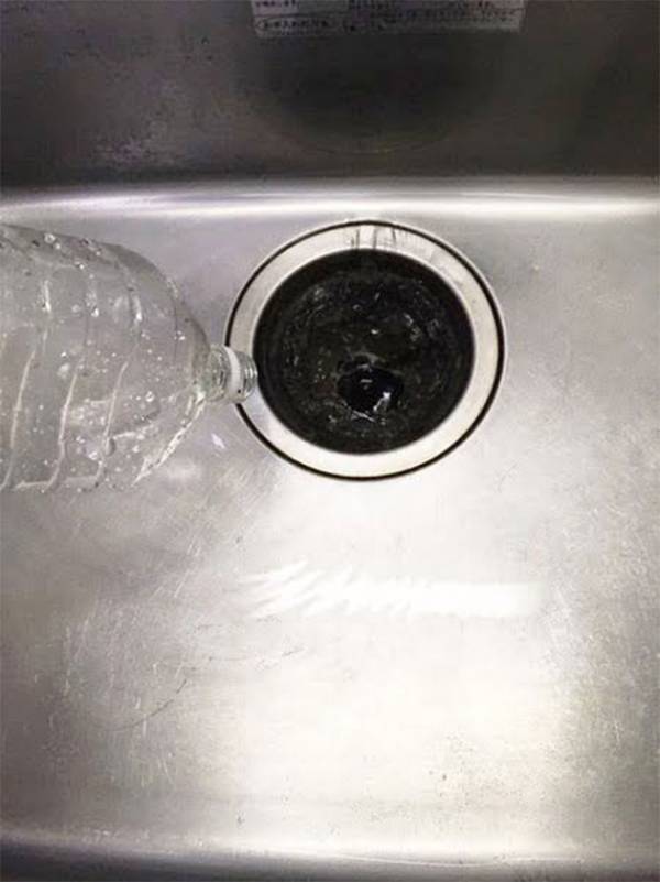 台所の排水口が詰まったら、どうしたらいい？　水道工事店の回答「まず温度を…」