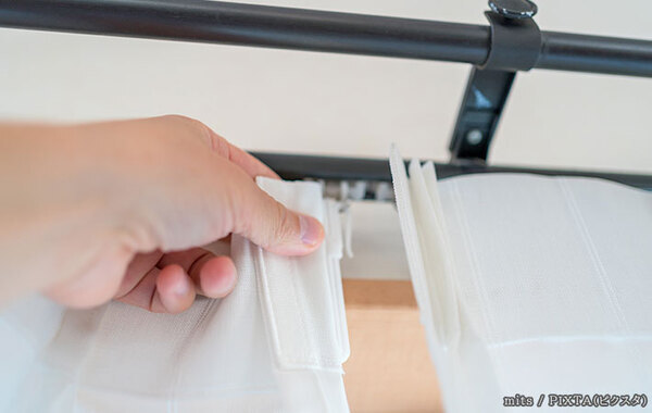 カーテンを洗う時の注意点は？　メーカーの回答「レールから外す前に…」