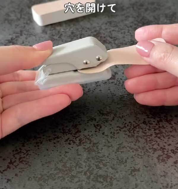 クリアファイルに付箋を入れて…　できたものに「一石二鳥ですね！」