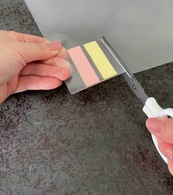 クリアファイルに付箋を入れて…　できたものに「一石二鳥ですね！」