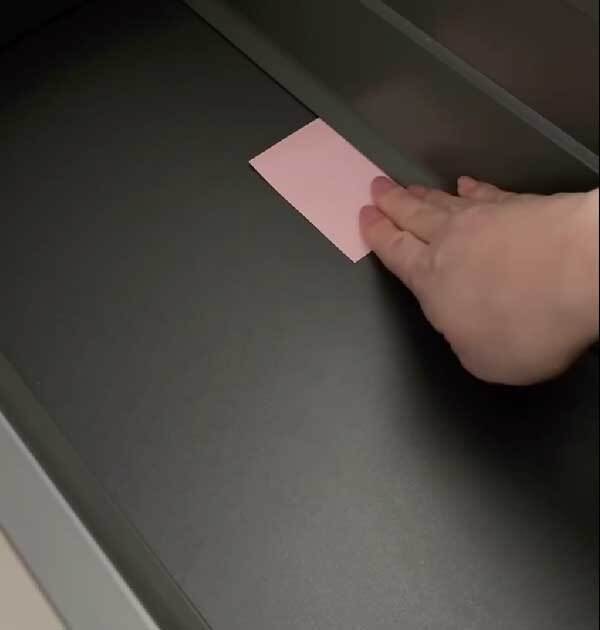 クリアファイルに付箋を入れて…　できたものに「一石二鳥ですね！」