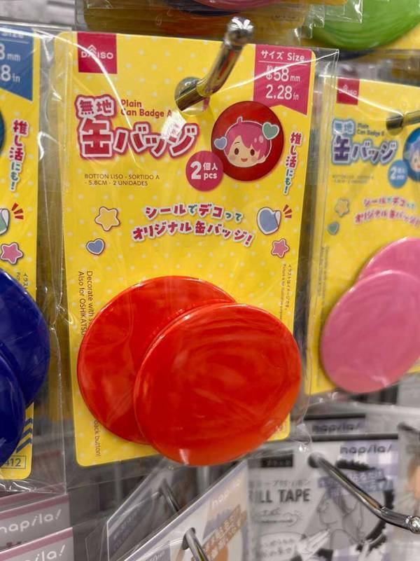 ダイソーの赤い缶バッジを…？　アイディアに「これはいい」「真似します」