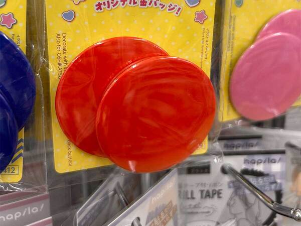 ダイソーの赤い缶バッジを…？　アイディアに「これはいい」「真似します」