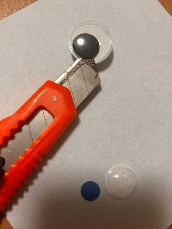 ダイソーの赤い缶バッジを…？　アイディアに「これはいい」「真似します」