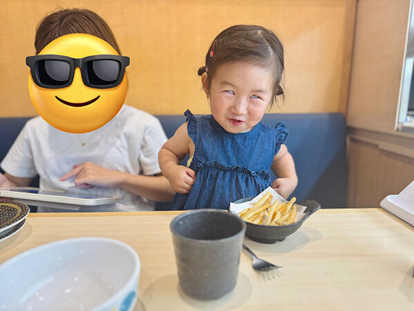 娘にカメラを向けると？　父親が撮った写真に「笑いが止まらない」「この子は天才だ」