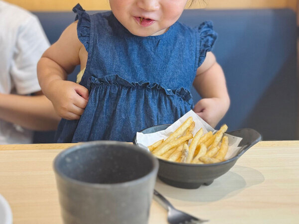 娘にカメラを向けると？　父親が撮った写真に「笑いが止まらない」「この子は天才だ」