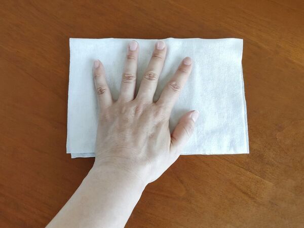 フローリングが傷むかも？　水と酢を使った掃除が招く悲劇に「もうやめます」