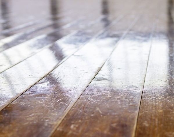 フローリングが傷むかも？　水と酢を使った掃除が招く悲劇に「もうやめます」