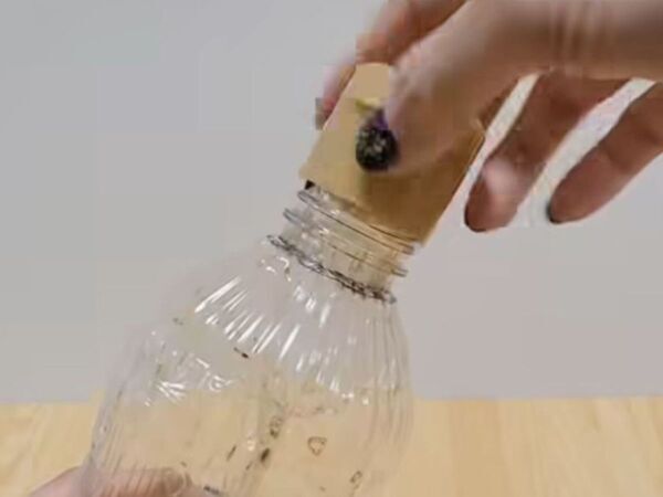 醤油を最後まで使い切るには？　ラベルをはがしてキャップを外すと…？