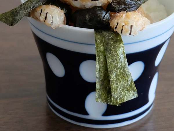 そば猪口の中をよく見ると…　「こんなの食べられない」「インパクトが強すぎる」