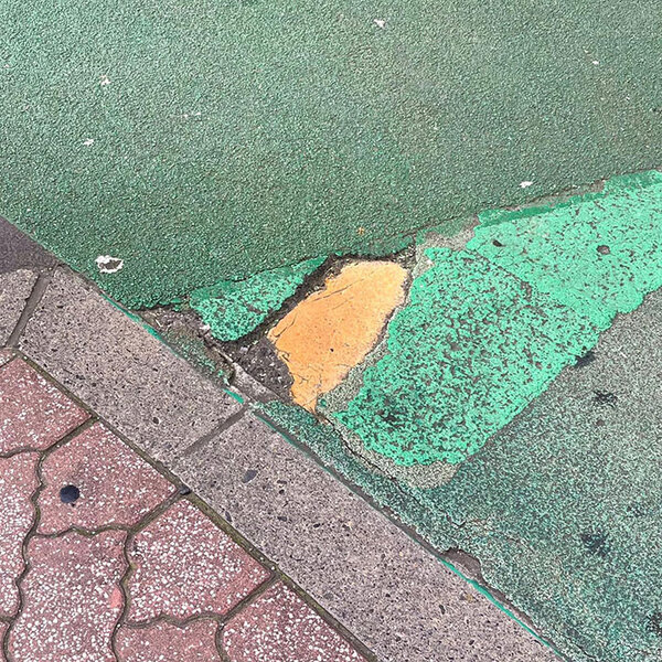 「笑いすぎて目が覚めた」「発想が天才」　点字ブロックが付いたマンホールを、よく見ていると？