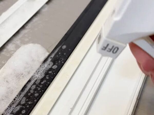 見てみぬふりはやめて！　浴室のドアレールの掃除方法に「知らなかった」「気持ちいい」