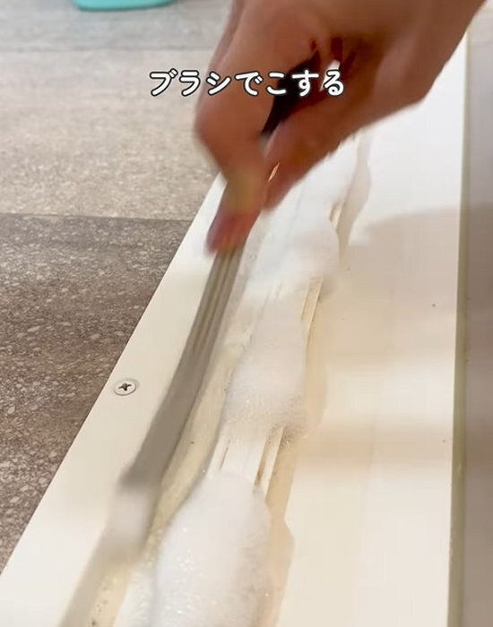 見てみぬふりはやめて！　浴室のドアレールの掃除方法に「知らなかった」「気持ちいい」
