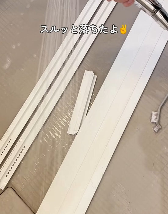 見てみぬふりはやめて！　浴室のドアレールの掃除方法に「知らなかった」「気持ちいい」