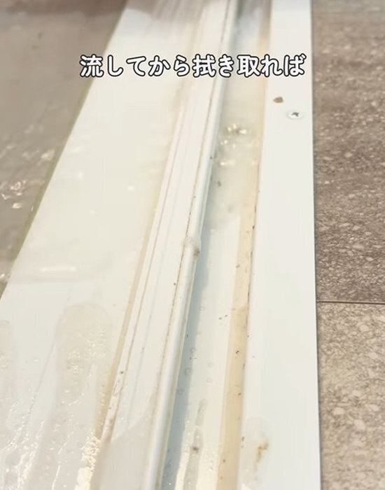 見てみぬふりはやめて！　浴室のドアレールの掃除方法に「知らなかった」「気持ちいい」