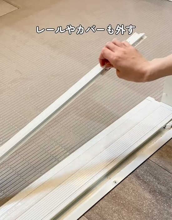 見てみぬふりはやめて！　浴室のドアレールの掃除方法に「知らなかった」「気持ちいい」
