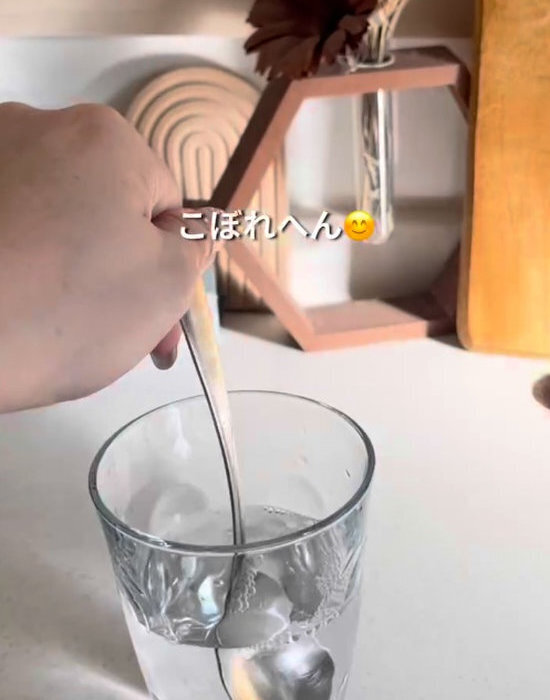 液体をこぼさずに移し替えられる手軽な裏技に「すごい！」「今までの苦労は…」