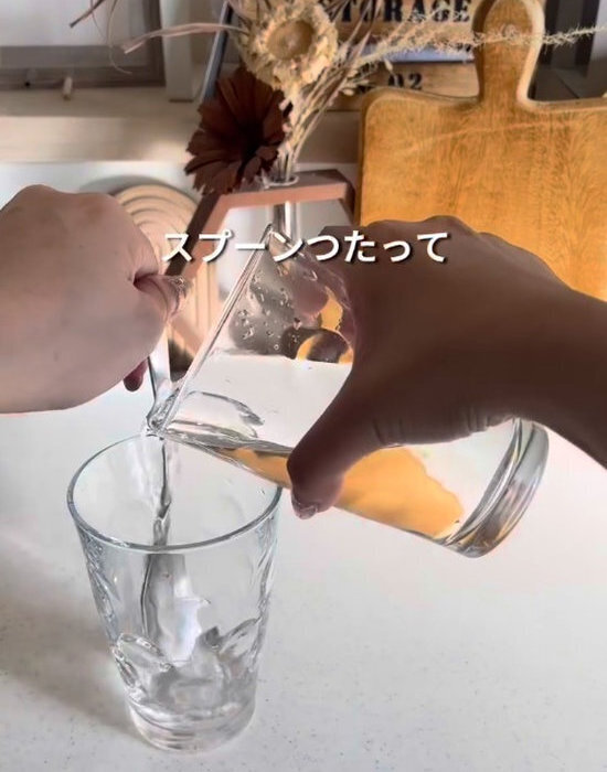 液体をこぼさずに移し替えられる手軽な裏技に「すごい！」「今までの苦労は…」