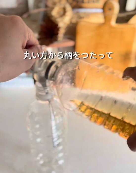 液体をこぼさずに移し替えられる手軽な裏技に「すごい！」「今までの苦労は…」