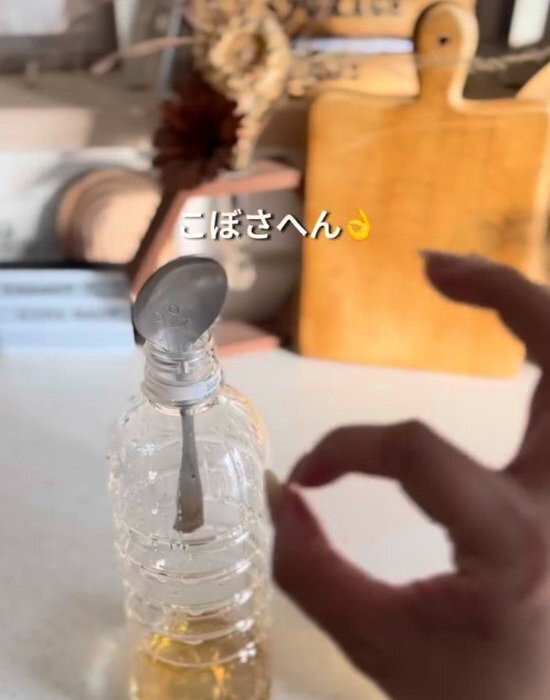 液体をこぼさずに移し替えられる手軽な裏技に「すごい！」「今までの苦労は…」