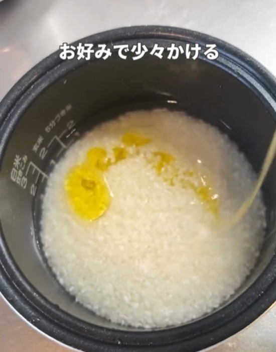 オリーブオイルを垂らしたら…？　炊飯に「絶対作る」「食感気になる」