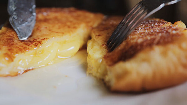 お馴染みのヤマザキのクリームパン　袋から出したら…「この発想はなかった」「天才じゃん」