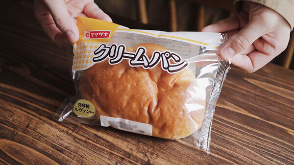 お馴染みのヤマザキのクリームパン　袋から出したら…「この発想はなかった」「天才じゃん」