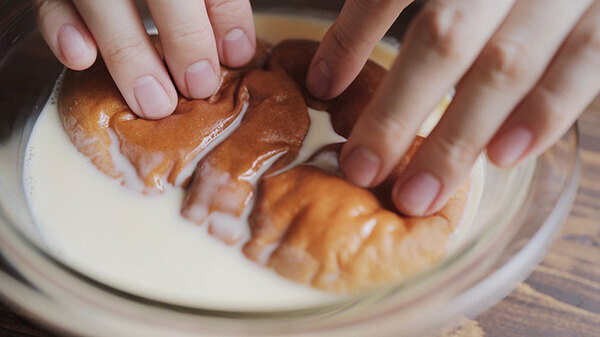 お馴染みのヤマザキのクリームパン　袋から出したら…「この発想はなかった」「天才じゃん」