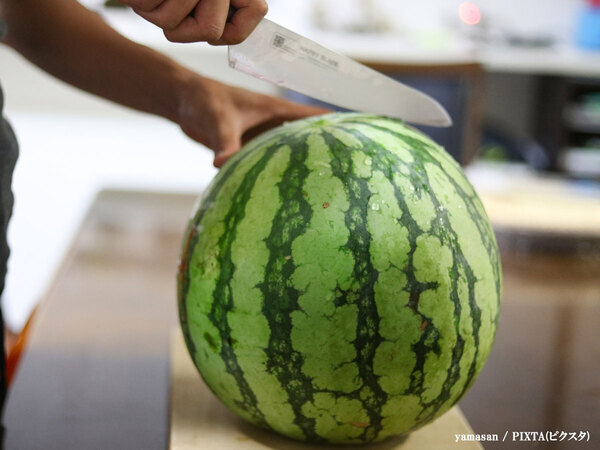 遠藤憲一の独特なスイカの切り方に「結構いいかも」「食べやすくてよさそう」