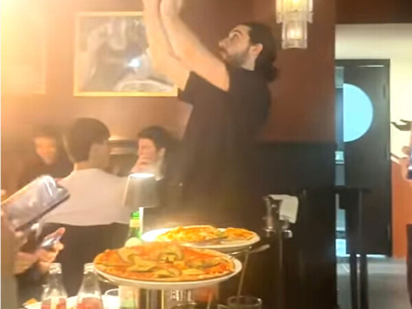 「失敗したらどうなるんだろう…」　店員が頭上で回しているものに「初めて見た」「すごい」