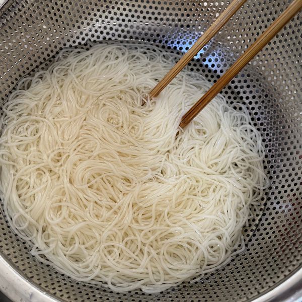 そうめんをゆでたら冷凍するだけ！　「その手があったか」「超便利」