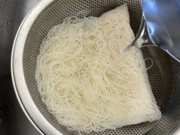 そうめんをゆでたら冷凍するだけ！　「その手があったか」「超便利」