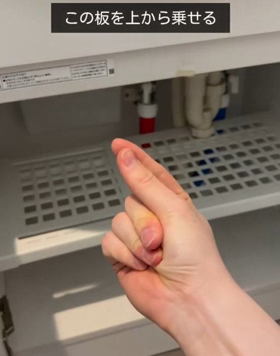 洗面台下に突っ張り棒を２本？　収納の悩みに「すごい発想」