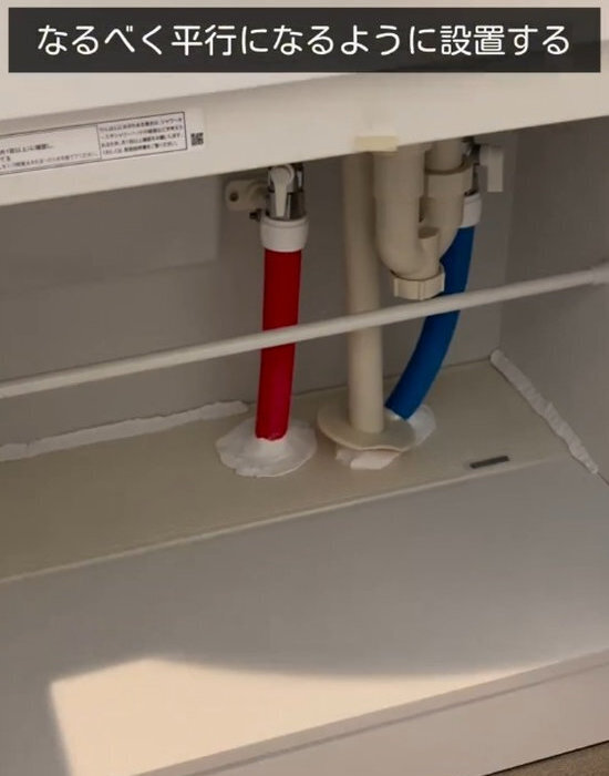 洗面台下に突っ張り棒を２本？　収納の悩みに「すごい発想」
