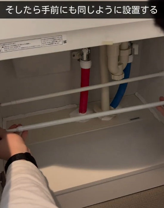 洗面台下に突っ張り棒を２本？　収納の悩みに「すごい発想」