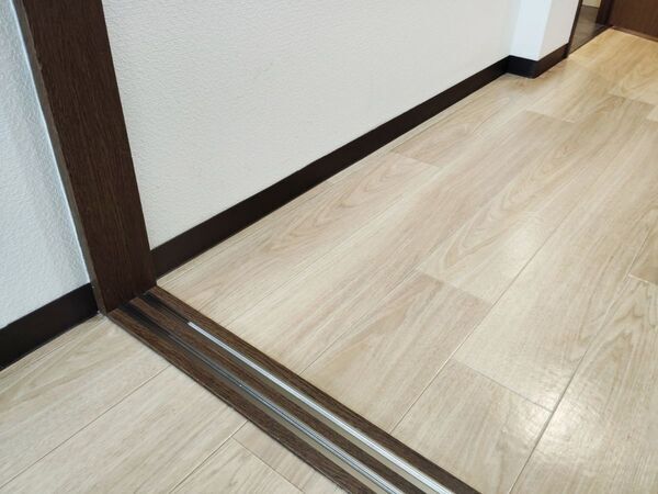 トイレ用洗剤は使わないで！　フローリング掃除の落とし穴に「ゾッ」