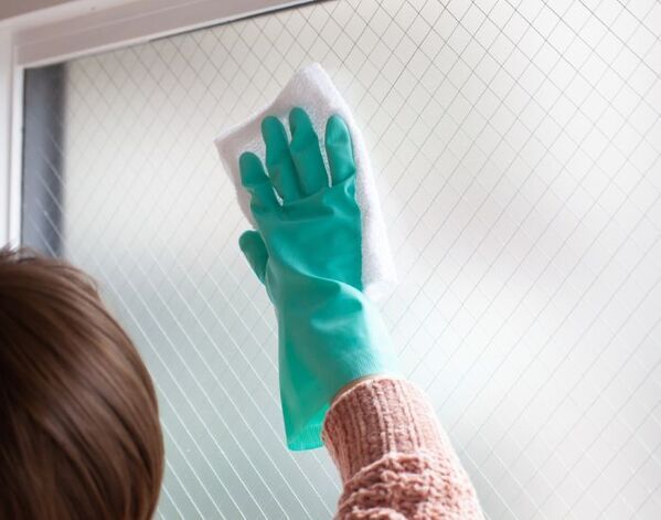 窓のカビ取りで絶対に混ぜてはいけない洗剤　注意点に「ヒヤッとした」「知らなかった」