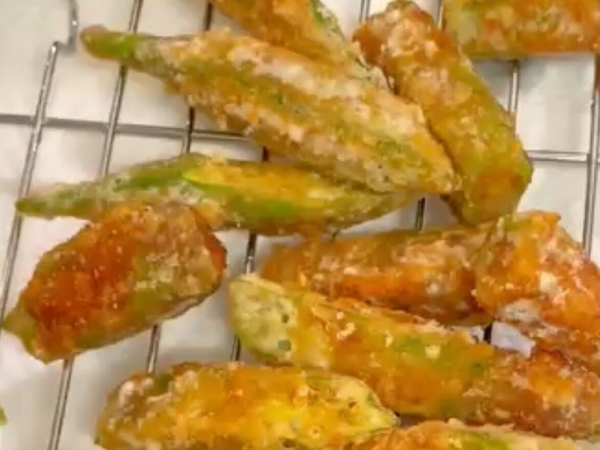 オクラを斜めに切って揚げるだけ　手が止まらないおいしさに「これは優勝」